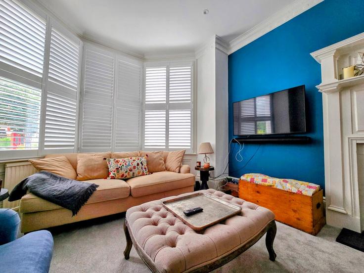 Elegante sala de estar con mobiliario moderno en un apartamento en Building Pinfold Road - find-your-dwelling - 1526900 en London Borough of Lambeth, London