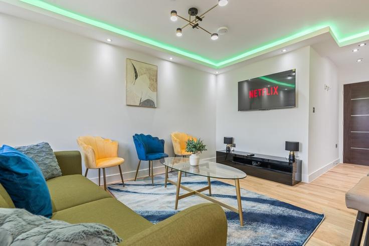 Elegant gestaltetes Wohnzimmer mit moderner Einrichtung in einer Wohnung im Building Cosser Street - find-your-dwelling - 1365037 in London Borough of Lambeth, London Elegant gestaltetes Wohnzimmer mit moderner Einrichtung in einer Wohnung im Building Cosser Street - find-your-dwelling - 1365037 in London Borough of Lambeth, London