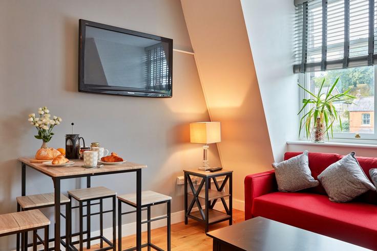 Matlock Derbyshire Dales DistrictのBuilding Dale Road - finest-retreats - 1329531のアパートメントにある、モダンな家具を備えたエレガントなデザインのリビングルーム