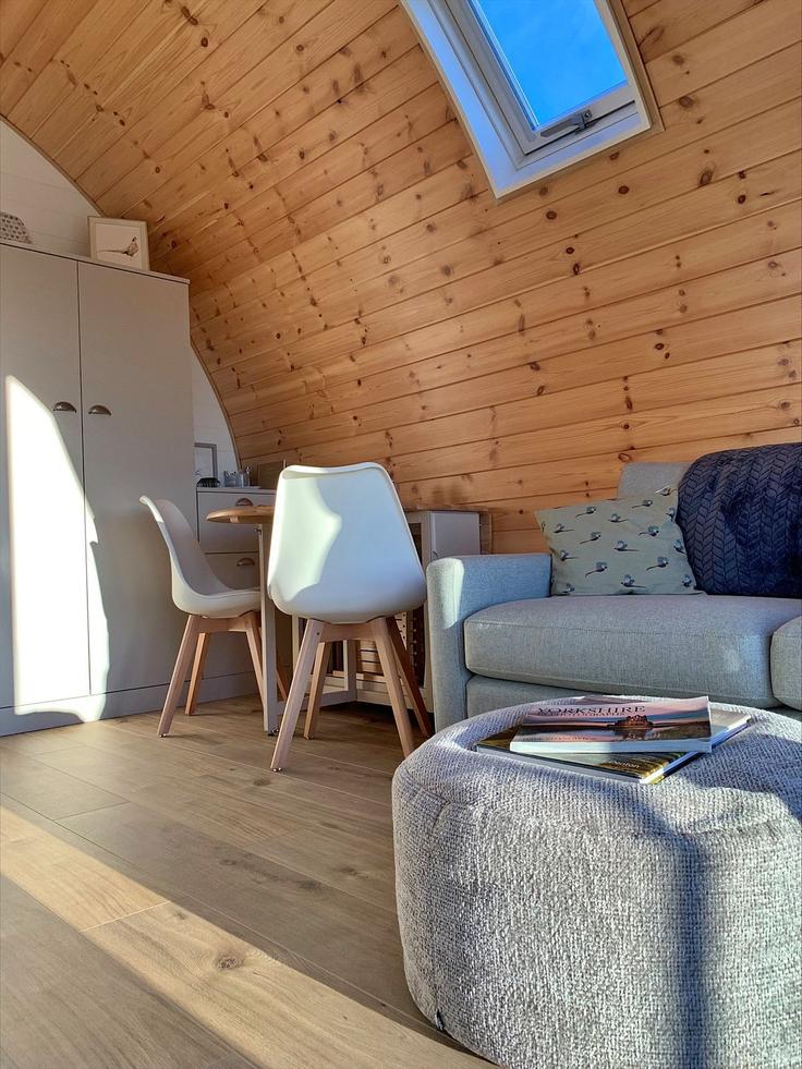 Salle de séjour élégante avec mobilier moderne dans un appartement à Building Bugthorpe Lane - finest-retreats - 1329634 à York, York