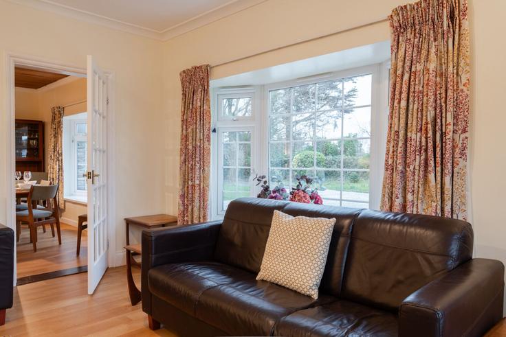 Sala de estar elegantemente projetada com móveis modernos em um apartamento no Building Rock Road - finest-retreats - 1329582 em Wadebridge, Wadebridge