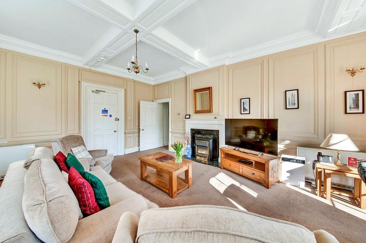 Sala de estar elegantemente projetada com móveis modernos em um apartamento no Building Sutton Hall - finest-retreats - 1329580 em Hambleton District, Thirsk Sala de estar elegantemente projetada com móveis modernos em um apartamento no Building Sutton Hall - finest-retreats - 1329580 em Hambleton District, Thirsk