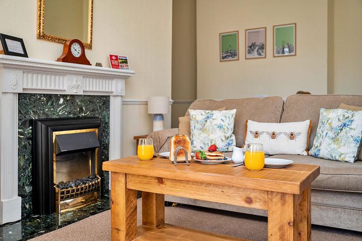 Elegante sala de estar con mobiliario moderno en un apartamento en Building Sutton Hall - finest-retreats - 1329623 en Hambleton District, Thirsk