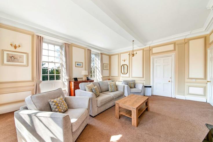 Thirsk Hambleton DistrictのBuilding Sutton Hall - finest-retreats - 1329683のアパートメントにある、モダンな家具を備えたエレガントなデザインのリビングルーム