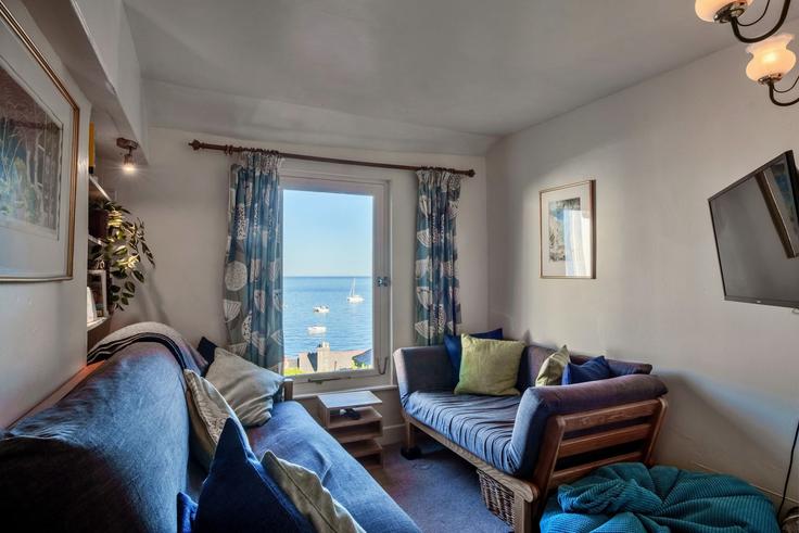 Elegante sala de estar con mobiliario moderno en un apartamento en Building The Green - finest-retreats - 1329760 en Torpoint, Torpoint