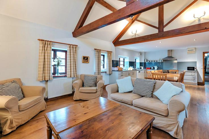 Salle de séjour élégante avec mobilier moderne dans un appartement à Building Upper Onibury Cottages - finest-retreats - 1329853 à Craven Arms, Craven Arms