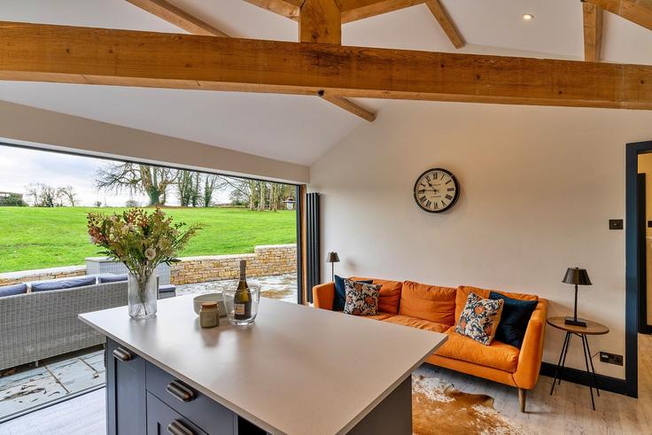 Salle de séjour élégante avec mobilier moderne dans un appartement à Building Glebe Cottages - finest-retreats - 1329881 à Tewkesbury Borough, Cheltenham Salle de séjour élégante avec mobilier moderne dans un appartement à Building Glebe Cottages - finest-retreats - 1329881 à Tewkesbury Borough, Cheltenham