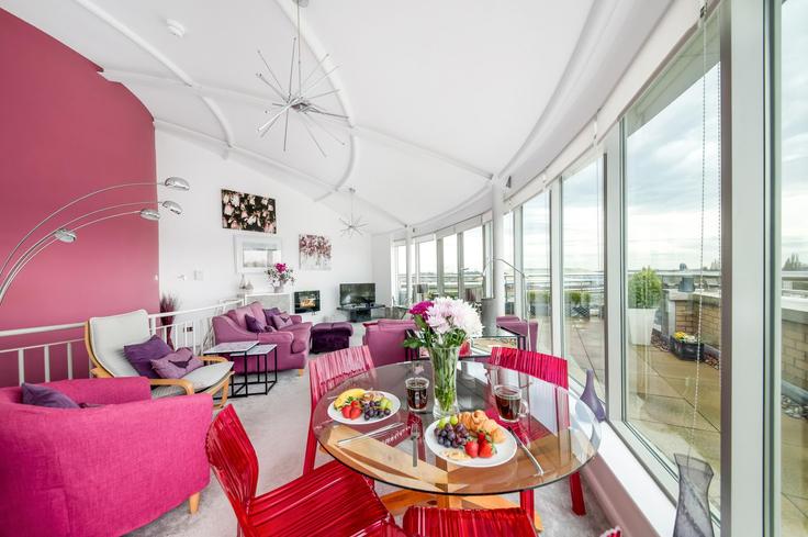 Sala de estar elegantemente projetada com móveis modernos em um apartamento no Building Westgate - finest-retreats - 1329709 em York, York