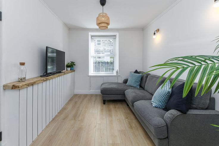 Building Cambrian Terrace - finest-retreats - 1329798 adresindeki bir dairede modern mobilyalarla zarif bir şekilde tasarlanmış oturma odası Ffestiniog, Blaenau Ffestiniog Building Cambrian Terrace - finest-retreats - 1329798 adresindeki bir dairede modern mobilyalarla zarif bir şekilde tasarlanmış oturma odası Ffestiniog, Blaenau Ffestiniog