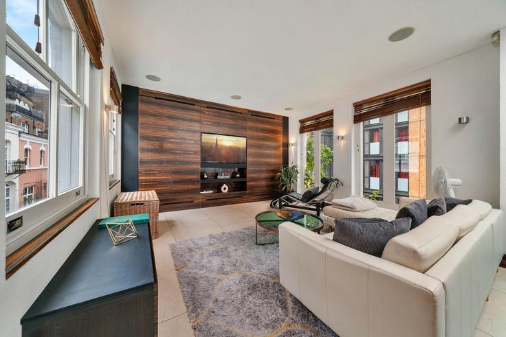 Building Ennismore Mews - finest-retreats - 1329830 adresindeki bir dairede modern mobilyalarla zarif bir şekilde tasarlanmış oturma odası City of Westminster, London Building Ennismore Mews - finest-retreats - 1329830 adresindeki bir dairede modern mobilyalarla zarif bir şekilde tasarlanmış oturma odası City of Westminster, London