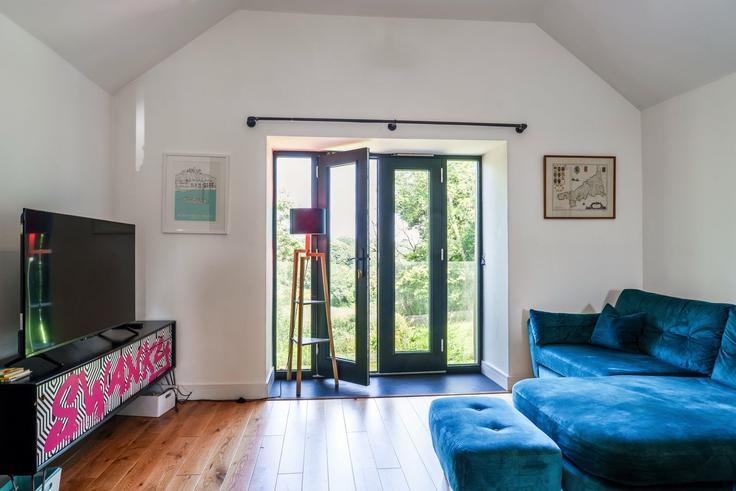 Elegante sala de estar con mobiliario moderno en un apartamento en Building Earls Drive - finest-retreats - 1329810 en Torpoint, Torpoint Elegante sala de estar con mobiliario moderno en un apartamento en Building Earls Drive - finest-retreats - 1329810 en Torpoint, Torpoint