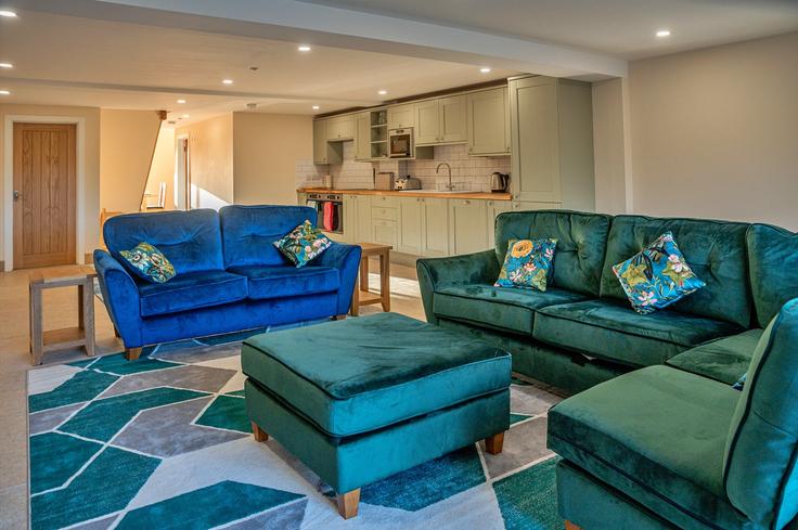 Building Bears Court - finest-retreats - 1330048 adresindeki bir dairede modern mobilyalarla zarif bir şekilde tasarlanmış oturma odası Cotswold District, Cheltenham