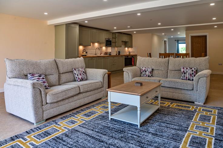 Building Bobble Court - finest-retreats - 1329834 adresindeki bir dairede modern mobilyalarla zarif bir şekilde tasarlanmış oturma odası Cotswold District, Cheltenham