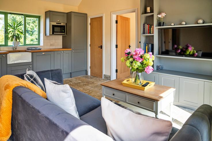 Building Bears Court - finest-retreats - 1329859 adresindeki bir dairede modern mobilyalarla zarif bir şekilde tasarlanmış oturma odası Cotswold District, Cheltenham