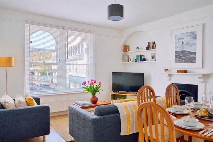 Salle de séjour élégante avec mobilier moderne dans un appartement à Building Fore Street - finest-retreats - 1329882 à East Devon District, Sidmouth
