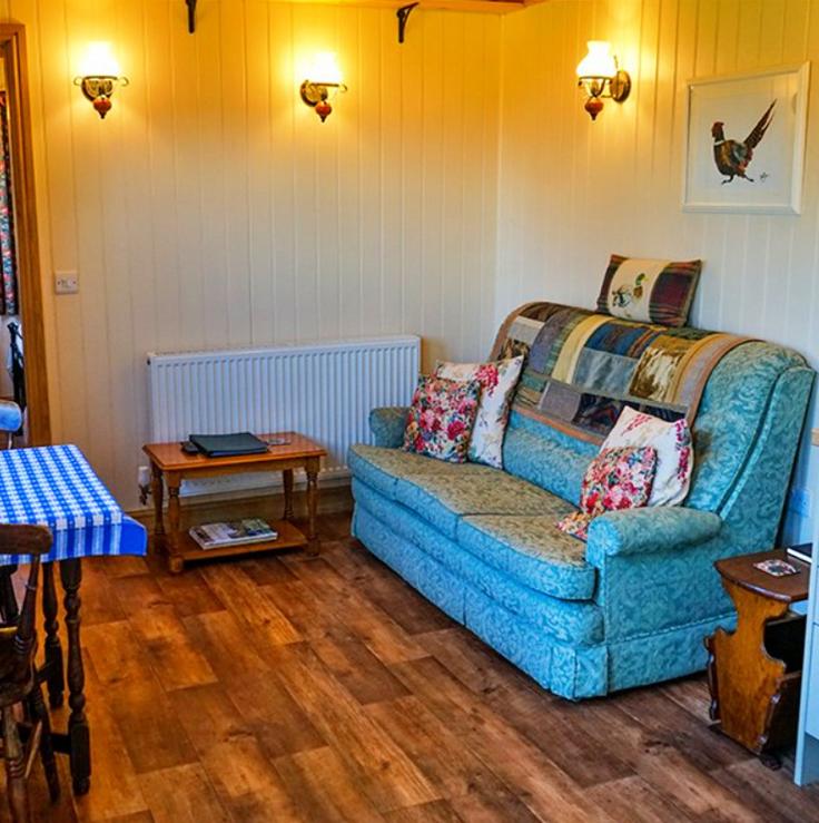 Shrewsbury ShrewsburyのBuilding Morrells Wood Farm - finest-retreats - 1330020のアパートメントにある、モダンな家具を備えたエレガントなデザインのリビングルーム Shrewsbury ShrewsburyのBuilding Morrells Wood Farm - finest-retreats - 1330020のアパートメントにある、モダンな家具を備えたエレガントなデザインのリビングルーム