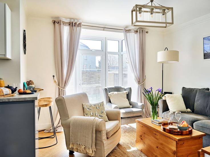 Elegant gestaltetes Wohnzimmer mit moderner Einrichtung in einer Wohnung im Building Bridge Street - finest-retreats - 1330036 in Bude, Bude