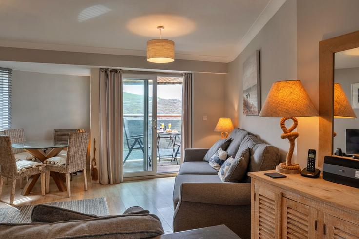 Building Beachcombers Apartments - finest-retreats - 1330037 adresindeki bir dairede modern mobilyalarla zarif bir şekilde tasarlanmış oturma odası Newquay, Newquay