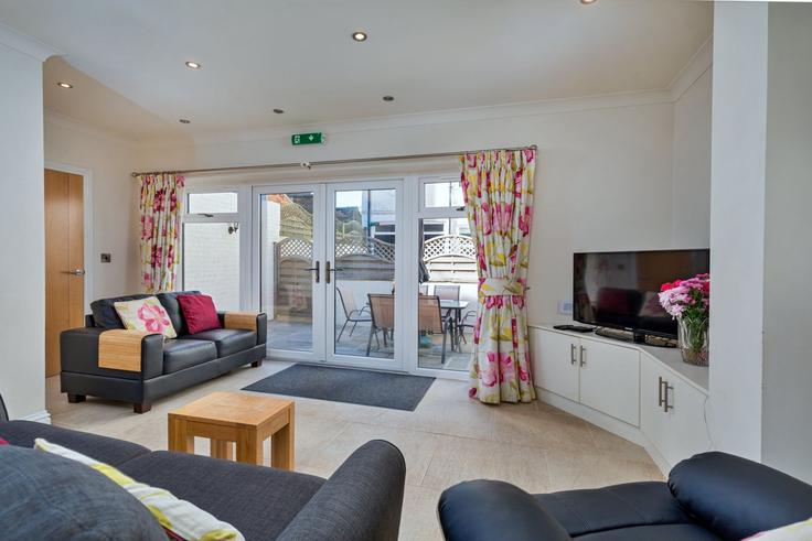 Sala de estar elegantemente projetada com móveis modernos em um apartamento no Building The Crescent - finest-retreats - 1329922 em Scarborough District, Filey