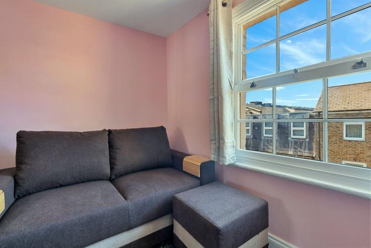 Sala de estar elegantemente projetada com móveis modernos em um apartamento no Building King George Street - finest-retreats - 1330059 em Royal Borough of Greenwich, London