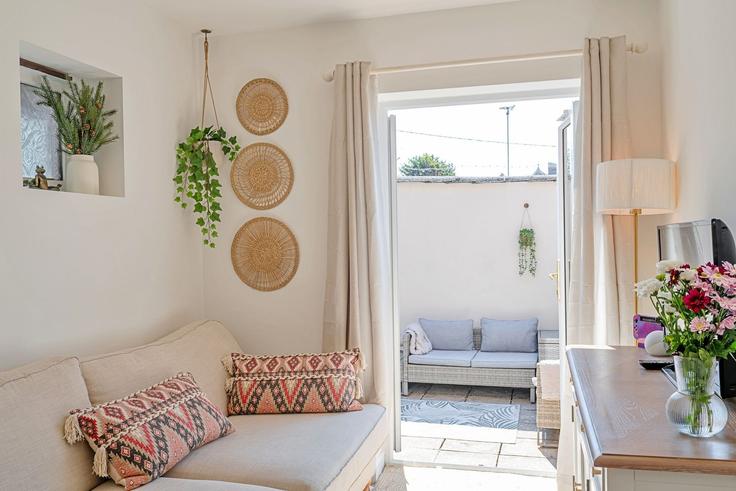 Elegant gestaltetes Wohnzimmer mit moderner Einrichtung in einer Wohnung im Building Pathfields - finest-retreats - 1329999 in Bude, Bude