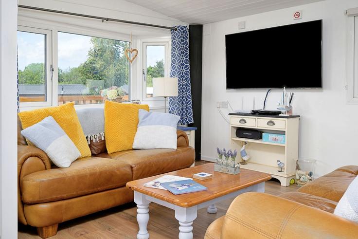 Sala de estar elegantemente projetada com móveis modernos em um apartamento no Building Hafan Y Mor - finest-retreats - 1329850 em Llanystumdwy, Pwllheli