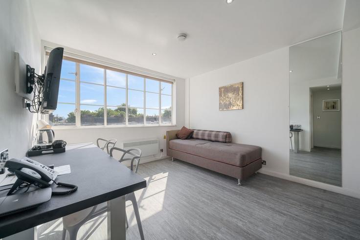 Building Roland Gardens - finest-retreats - 1330072 adresindeki bir dairede modern mobilyalarla zarif bir şekilde tasarlanmış oturma odası Royal Borough of Kensington and Chelsea, London