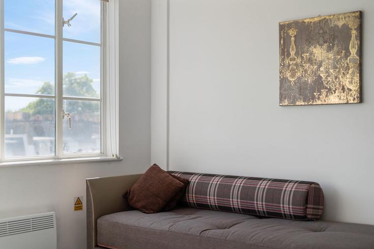 Building Old Brompton Road - finest-retreats - 1330005 adresindeki bir dairede modern mobilyalarla zarif bir şekilde tasarlanmış oturma odası Royal Borough of Kensington and Chelsea, London