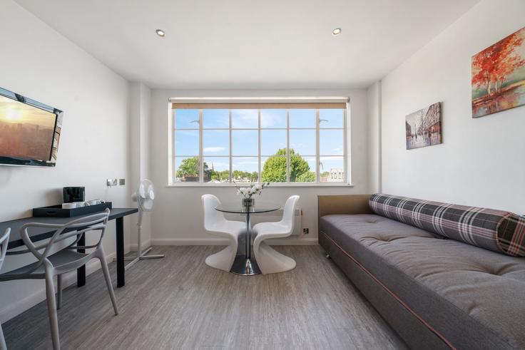 Elegant gestaltetes Wohnzimmer mit moderner Einrichtung in einer Wohnung im Building Roland Gardens - finest-retreats - 1329935 in Royal Borough of Kensington and Chelsea, London