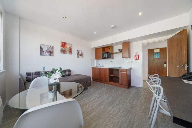 Building Roland Gardens - finest-retreats - 1329935 adresindeki bir dairede modern mobilyalarla zarif bir şekilde tasarlanmış oturma odası Royal Borough of Kensington and Chelsea, London