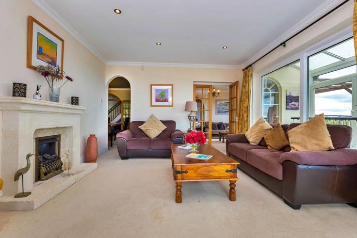 Sala de estar elegantemente projetada com móveis modernos em um apartamento no Building Rock House Lane - finest-retreats - 1330082 em Torquay, Torquay