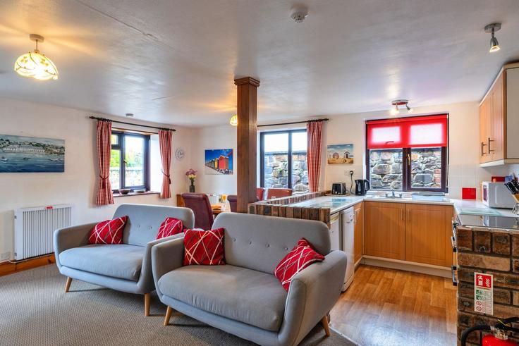 Elegante sala de estar con mobiliario moderno en un apartamento en Building Stowford Lodge Holiday Cottages - finest-retreats - 1335923 en Torridge District, Torrington
