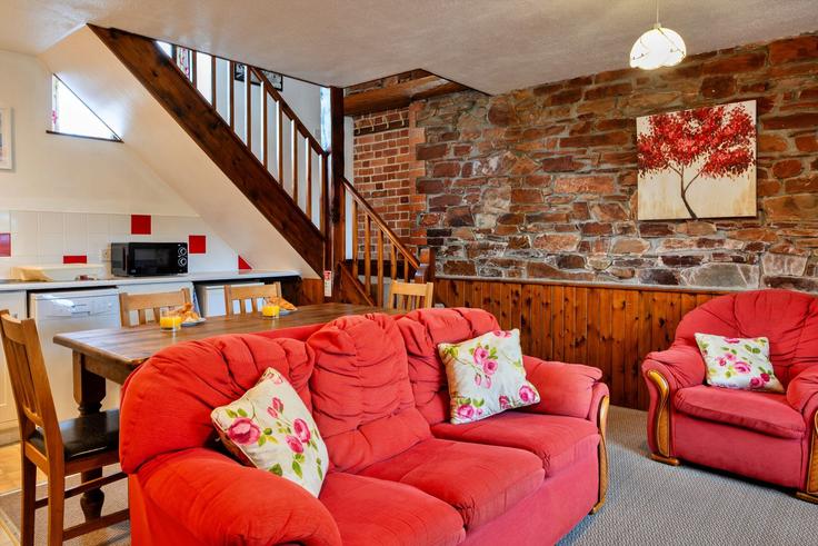 Elegante sala de estar con mobiliario moderno en un apartamento en Building Stowford Lodge Holiday Cottages - finest-retreats - 1335917 en Torridge District, Torrington