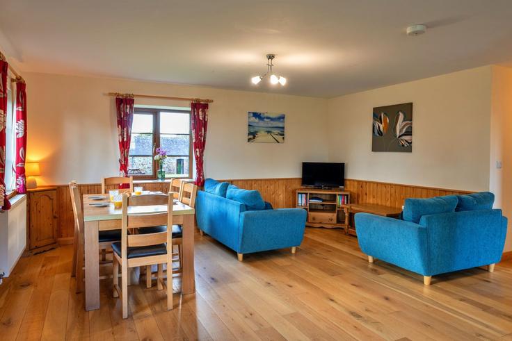 Elegante sala de estar con mobiliario moderno en un apartamento en Building Stowford Lodge Holiday Cottages - finest-retreats - 1335918 en Torridge District, Torrington