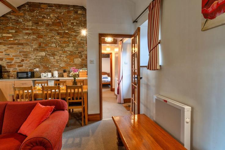 Elegante sala de estar con mobiliario moderno en un apartamento en Building Stowford Lodge Holiday Cottages - finest-retreats - 1335921 en Torridge District, Torrington Elegante sala de estar con mobiliario moderno en un apartamento en Building Stowford Lodge Holiday Cottages - finest-retreats - 1335921 en Torridge District, Torrington