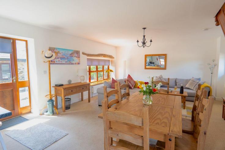 Bude BudeのBuilding Valley View - finest-retreats - 1339765のアパートメントにある、モダンな家具を備えたエレガントなデザインのリビングルーム