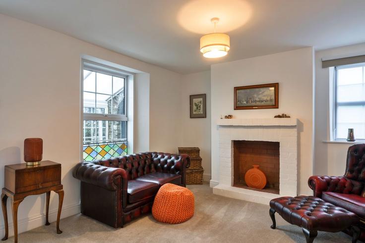 Elegant gestaltetes Wohnzimmer mit moderner Einrichtung in einer Wohnung im Building Lakenham Hill - finest-retreats - 1379433 in Torridge District, Bideford Elegant gestaltetes Wohnzimmer mit moderner Einrichtung in einer Wohnung im Building Lakenham Hill - finest-retreats - 1379433 in Torridge District, Bideford
