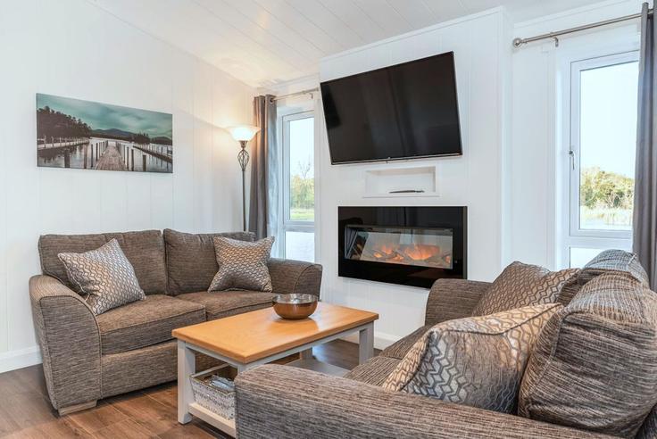 Sala de estar elegantemente projetada com móveis modernos em um apartamento no Building Brickwork Cottages - finest-retreats - 1385194 em Errol, Perth