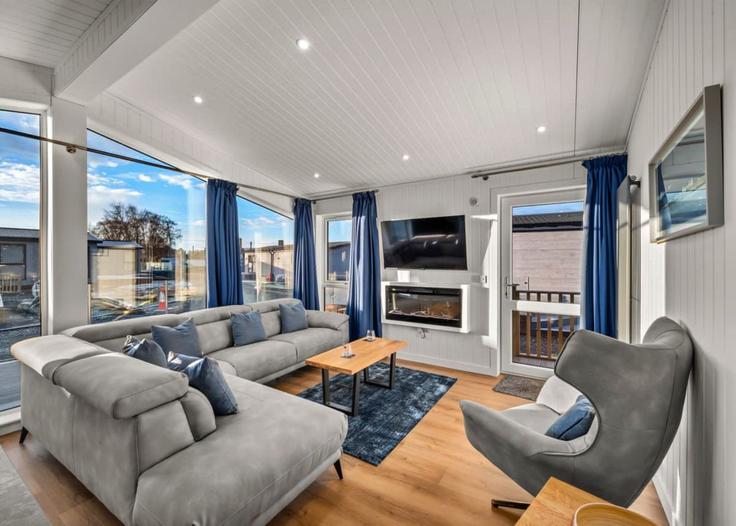 Sala de estar elegantemente projetada com móveis modernos em um apartamento no Building Muiredge - finest-retreats - 1385196 em Errol, Perth