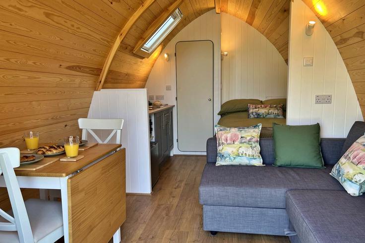 Elegant gestaltetes Wohnzimmer mit moderner Einrichtung in einer Wohnung im Building Hardrigg Farm - finest-retreats - 1506847 in Kendal, Kendal Elegant gestaltetes Wohnzimmer mit moderner Einrichtung in einer Wohnung im Building Hardrigg Farm - finest-retreats - 1506847 in Kendal, Kendal