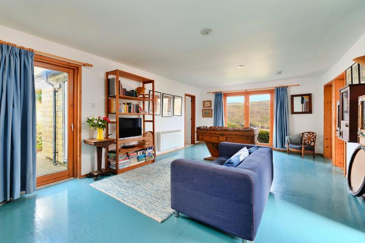 Sala de estar elegantemente projetada com móveis modernos em um apartamento no Building Cliff Road - finest-retreats - 1515037 em Padstow, Padstow