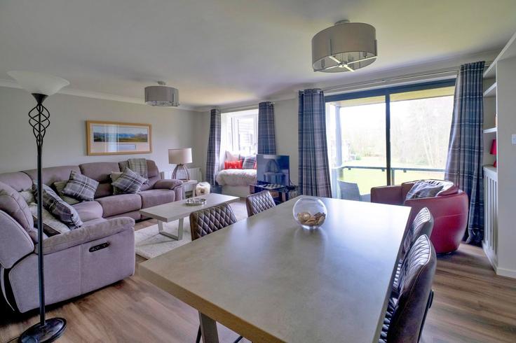 Salle de séjour élégante avec mobilier moderne dans un appartement à Building Guthrie Court - finest-retreats - 1534372 à Auchterarder and District, Auchterarder Salle de séjour élégante avec mobilier moderne dans un appartement à Building Guthrie Court - finest-retreats - 1534372 à Auchterarder and District, Auchterarder