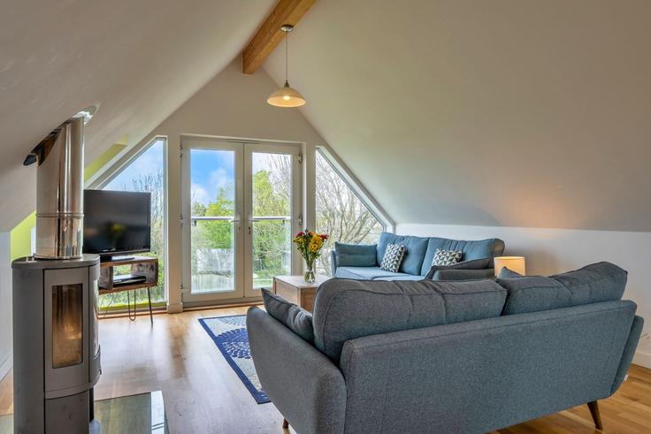 Sala de estar elegantemente projetada com móveis modernos em um apartamento no Building Saint Joseph - finest-retreats - 1537748 em Newquay, Newquay