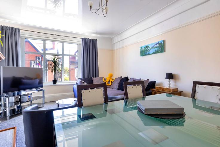 Building Penrhyn Avenue - finest-retreats - 1555581 adresindeki bir dairede modern mobilyalarla zarif bir şekilde tasarlanmış oturma odası Rhos-on-Sea, Colwyn Bay