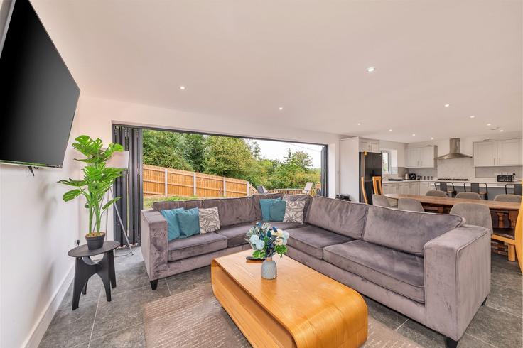 Building Orchard Lane - finest-retreats - 1632579 adresindeki bir dairede modern mobilyalarla zarif bir şekilde tasarlanmış oturma odası Shrewsbury, Shrewsbury Building Orchard Lane - finest-retreats - 1632579 adresindeki bir dairede modern mobilyalarla zarif bir şekilde tasarlanmış oturma odası Shrewsbury, Shrewsbury