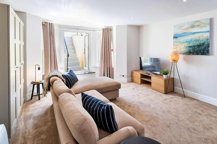 Sala de estar elegantemente projetada com móveis modernos em um apartamento no Building Courtenay Place - finest-retreats - 1631785 em Teignbridge, Teignmouth Sala de estar elegantemente projetada com móveis modernos em um apartamento no Building Courtenay Place - finest-retreats - 1631785 em Teignbridge, Teignmouth