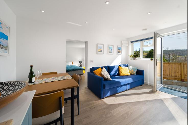 Salle de séjour élégante avec mobilier moderne dans un appartement à Building Cottage Close - finest-retreats - 1629317 à North Devon District, Braunton Salle de séjour élégante avec mobilier moderne dans un appartement à Building Cottage Close - finest-retreats - 1629317 à North Devon District, Braunton