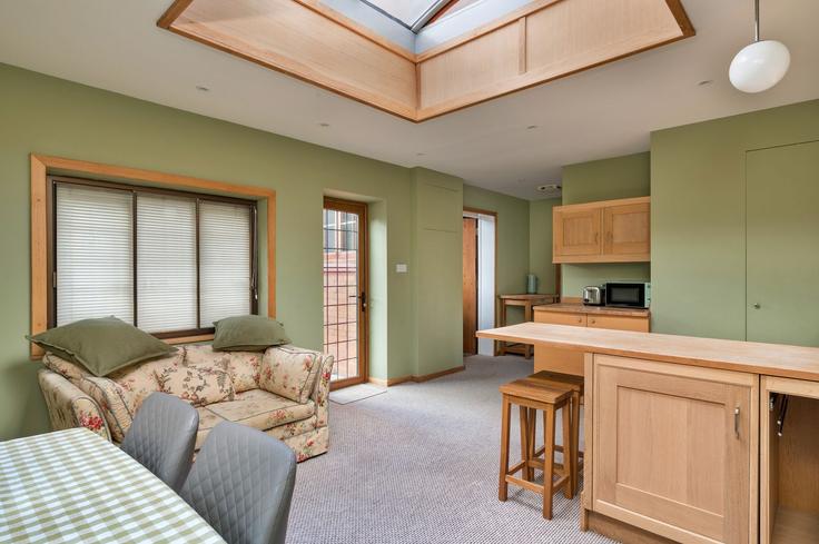 Elegante sala de estar con mobiliario moderno en un apartamento en Building Southlea Road - finest-retreats - 1637996 en Slough, Slough