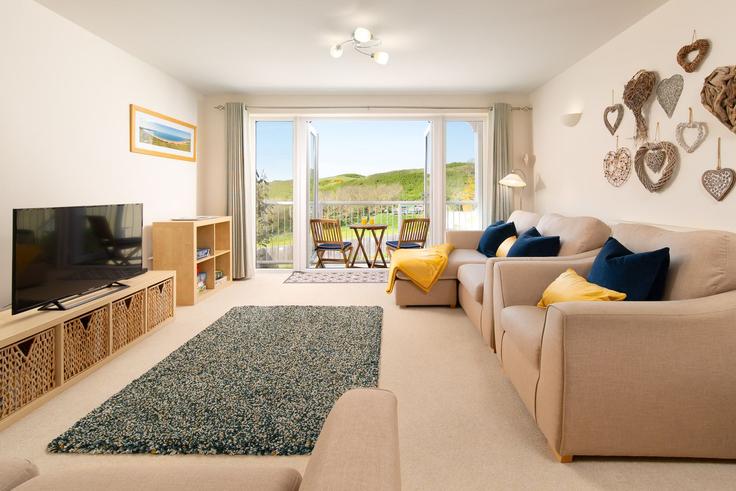 Salle de séjour élégante avec mobilier moderne dans un appartement à Building North Morte Road - finest-retreats - 1696478 à North Devon District, Woolacombe Salle de séjour élégante avec mobilier moderne dans un appartement à Building North Morte Road - finest-retreats - 1696478 à North Devon District, Woolacombe