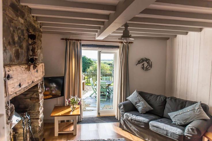 Sala de estar elegantemente projetada com móveis modernos em um apartamento no Building Cheristow Farm Cottages - finest-retreats - 1696495 em Torridge District, Bideford Sala de estar elegantemente projetada com móveis modernos em um apartamento no Building Cheristow Farm Cottages - finest-retreats - 1696495 em Torridge District, Bideford